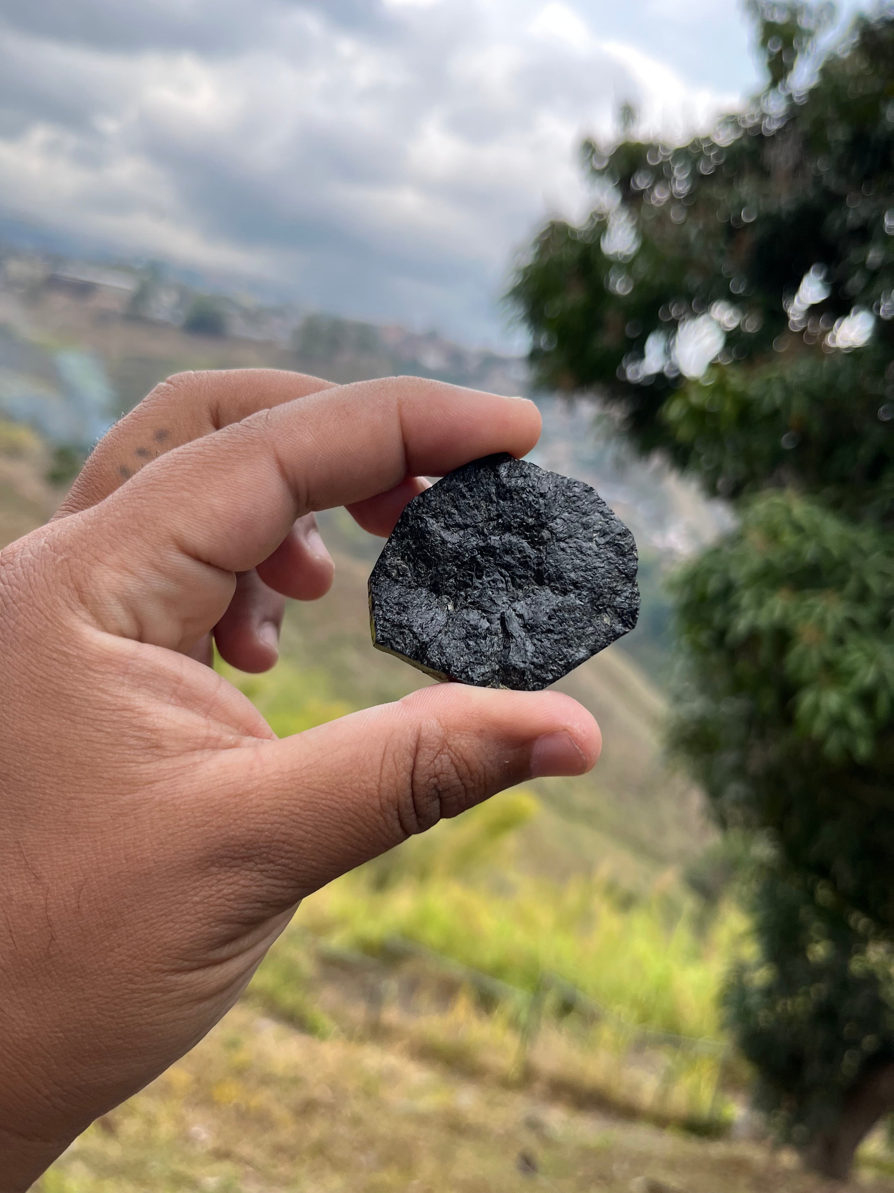 Laja de turmalina negra