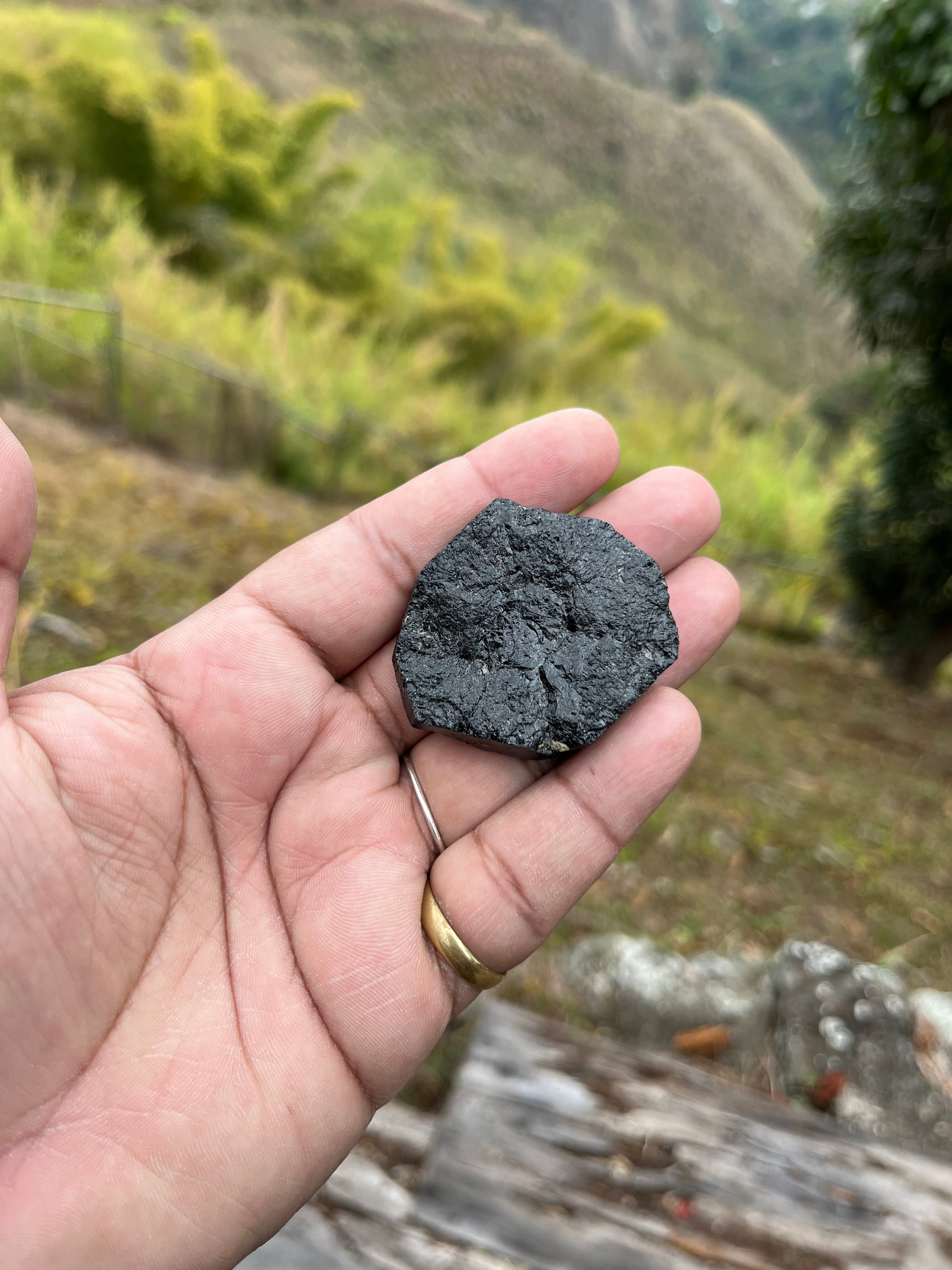 Laja de turmalina negra